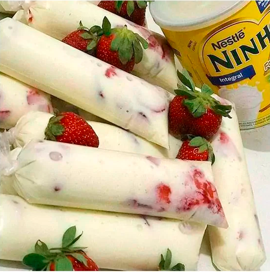 Geladinho de ninho com morango